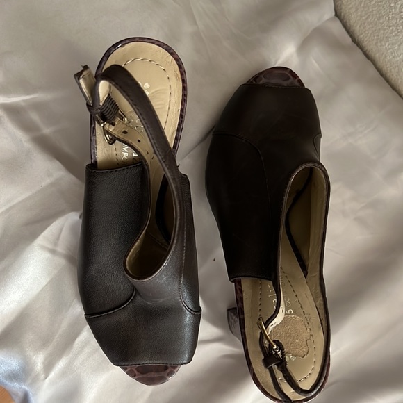 Naturalizer dark brown leather platform heels with open heel straps. Size 5M. - Picture 4 of 4